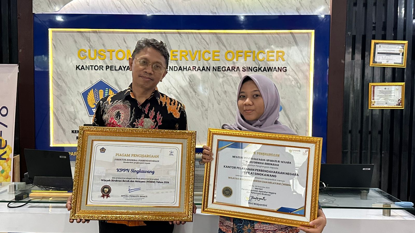 Piagam Penghargaan Predikat WBBM yang diterima oleh Kepala KPPN Singkawang